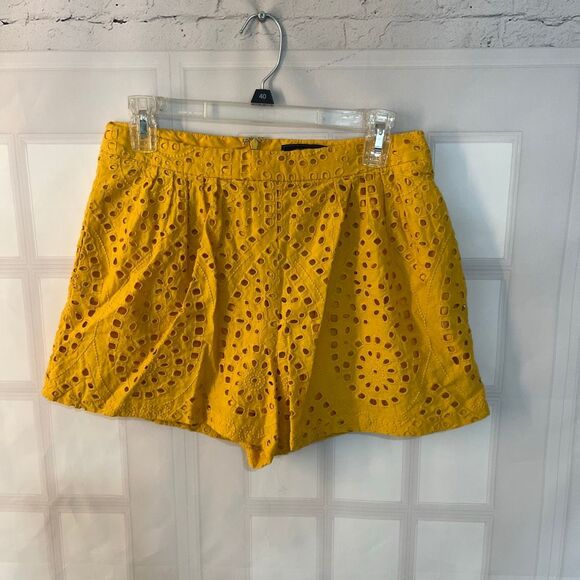 BCBG Maxazaria Yellow Eyelet Embroidery Pleated Front Dress Shorts Size Small - Picture 3 of 8
